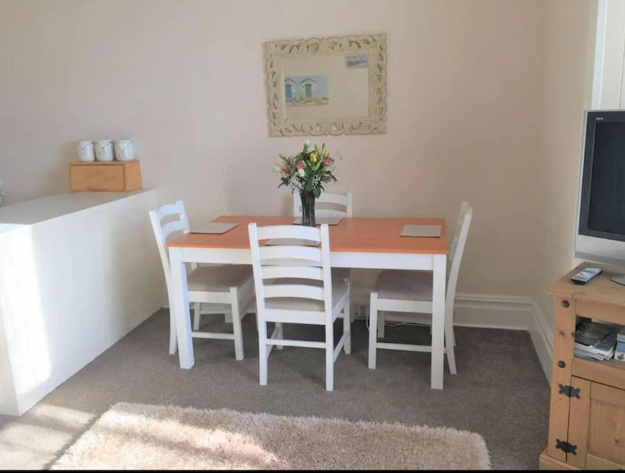Spacious 1 Bedroom Apartment Near Seafront Пензанс Екстериор снимка