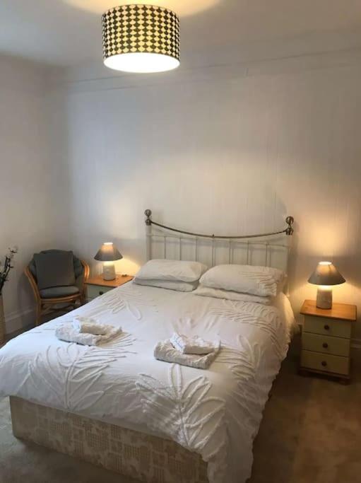 Spacious 1 Bedroom Apartment Near Seafront Пензанс Екстериор снимка