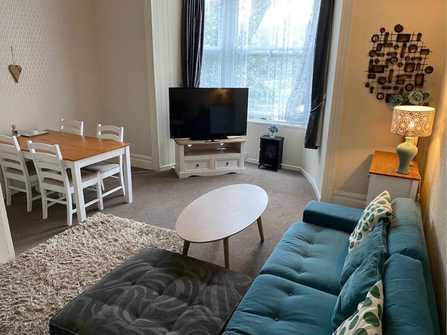 Spacious 1 Bedroom Apartment Near Seafront Пензанс Екстериор снимка